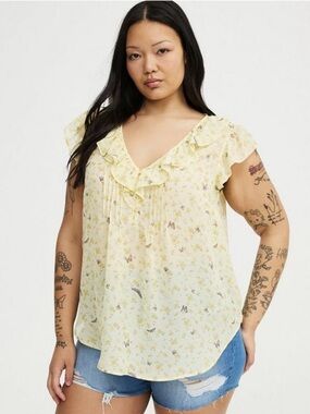 NWT Torrid Size 00- Light Yellow Floral Ruffle V-Neck Women's Top